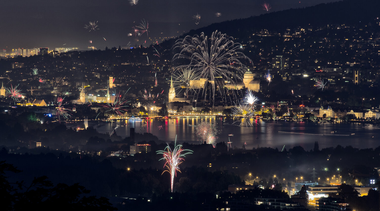 Feuerwerk Silvester ueber dem Zuerichersee